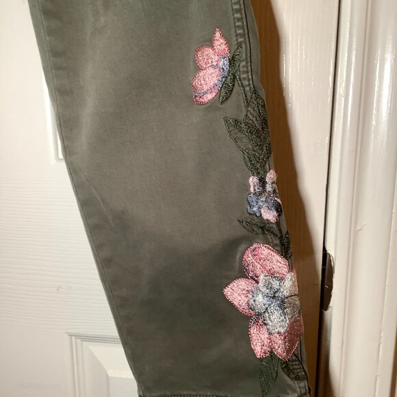 WHITE HOUSE BLACK MARKET WHBM GREEN PRET FLORAL EMBROIDERED Size 6 - Picture 2 of 4